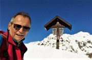 20 Selfie al crocefisso del Passo di Grialeggio con vista sulla cima del Venturosa